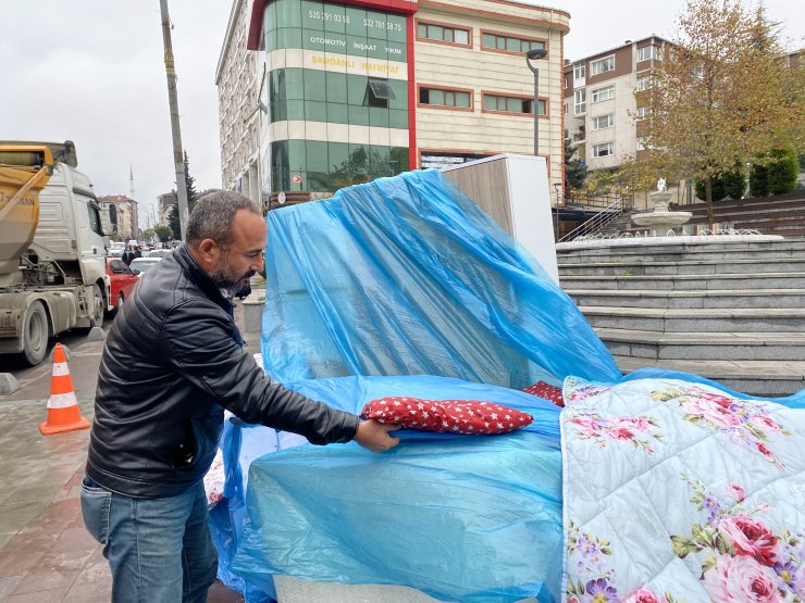 Ev ararken dolandırıldı, getirdiği eşyalarıyla sokakta kaldı