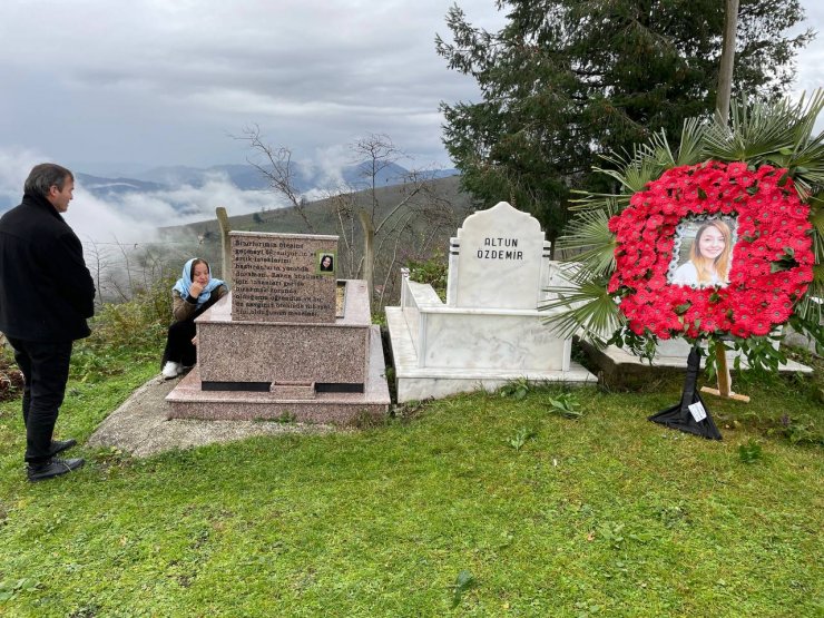 Evinin önünde öldürülen Ceren Özdemir için mezarı başında anma