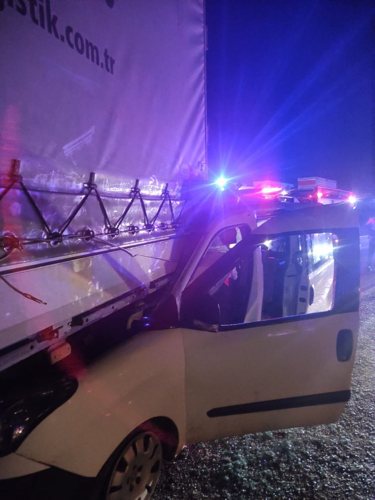 Hafif ticari araç, TIR'a çarptı: 1 ölü, 3 yaralı