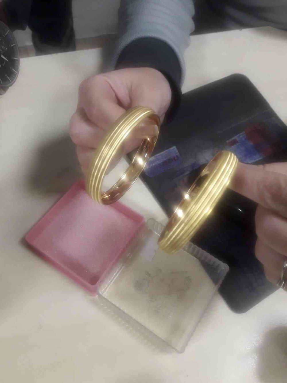 İnsanlık ölmemiş... Altın dolu çantayı sahibine teslim ettiler