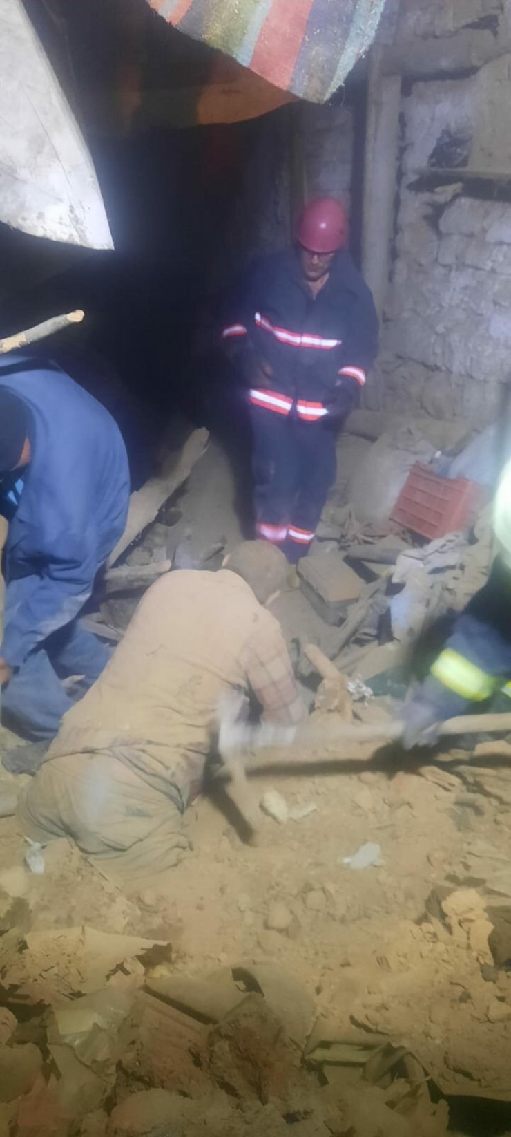 Kerpiç evin çatısı çöktü: 1 yaralı