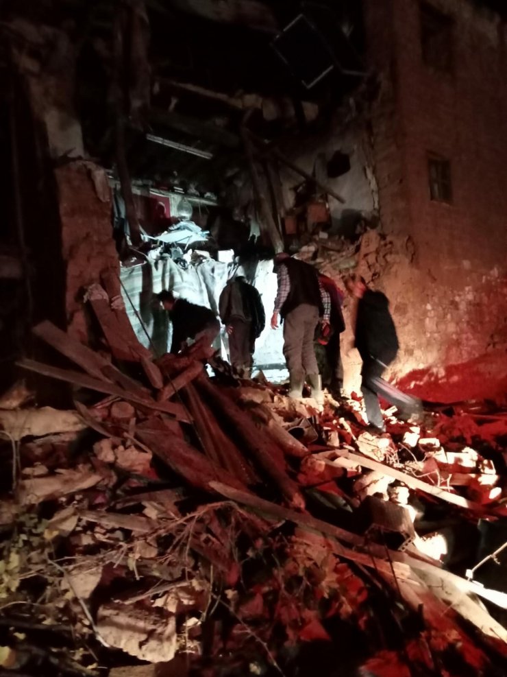 Kerpiç evin çatısı çöktü: 1 yaralı