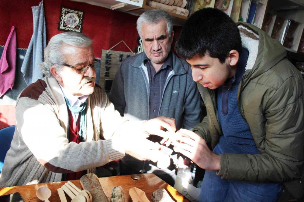 Konya'nın yaşayan tek tahta kaşık ustası görme engellilere kaşık yapımını anlattı