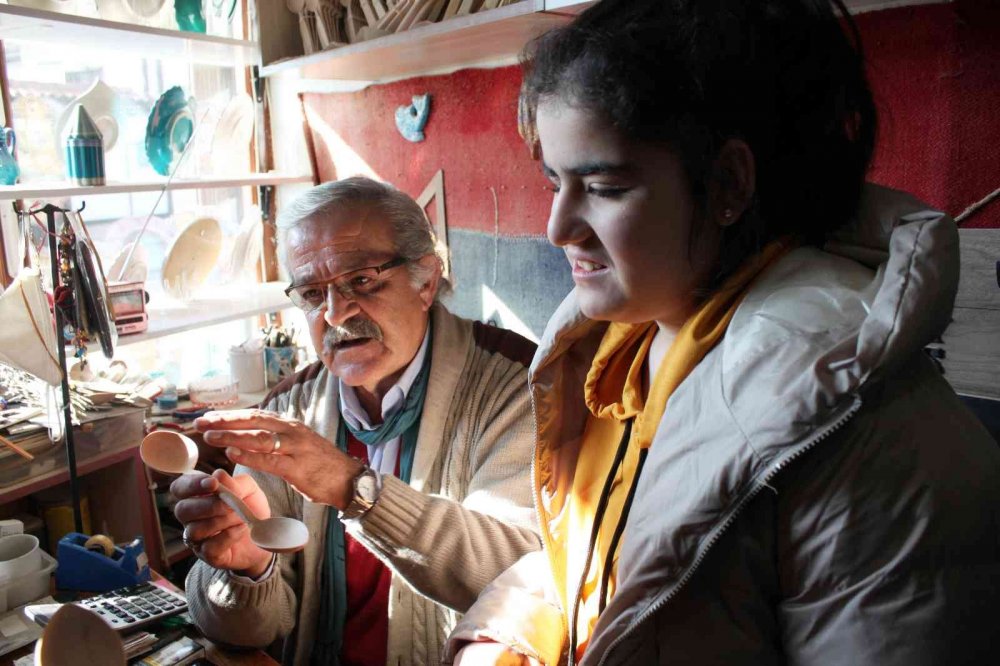 Konya'nın yaşayan tek tahta kaşık ustası görme engellilere kaşık yapımını anlattı