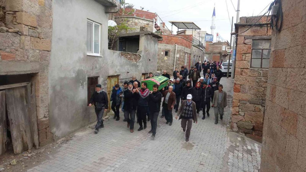 Otomobilin çarptığı kadın 12 günlük yaşam savaşını kaybettı