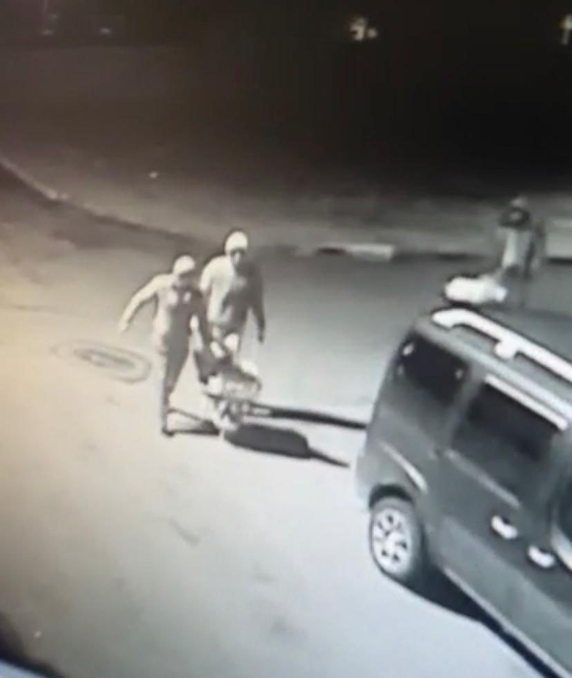 Rahatlığın böylesi... Çaldıkları malzemeleri el arabasıyla taşıdılar