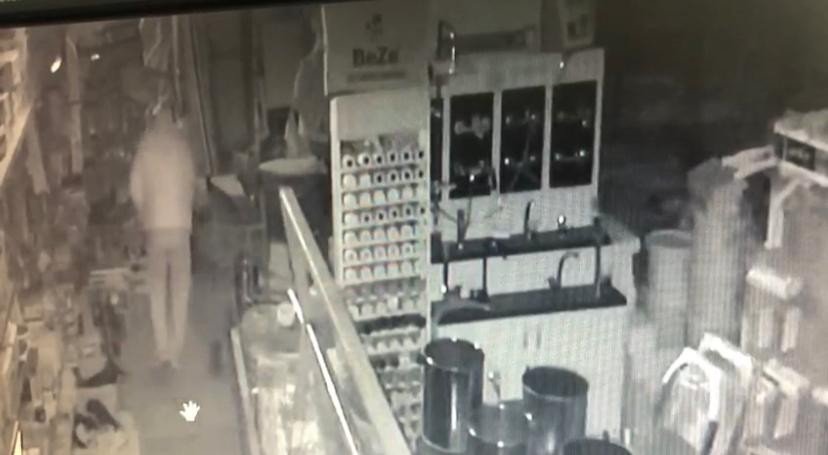 Rahatlığın böylesi... Çaldıkları malzemeleri el arabasıyla taşıdılar