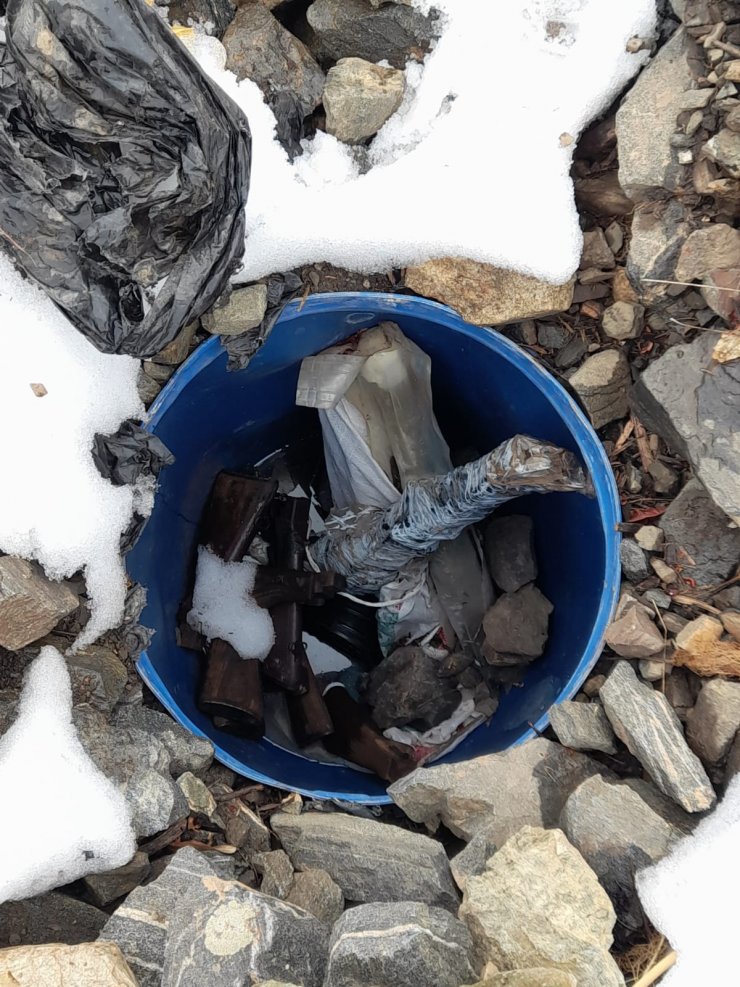 Toprağa gömülü bidonlarda silah ve mühimmat ele geçirildi