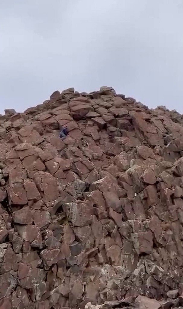 Kayalıklarda mahsur kalan köpek kurtarıldı