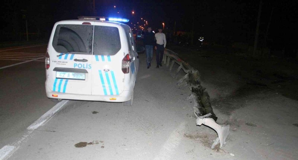 Kontrolden çıkan otomobil bariyerlere çarptı