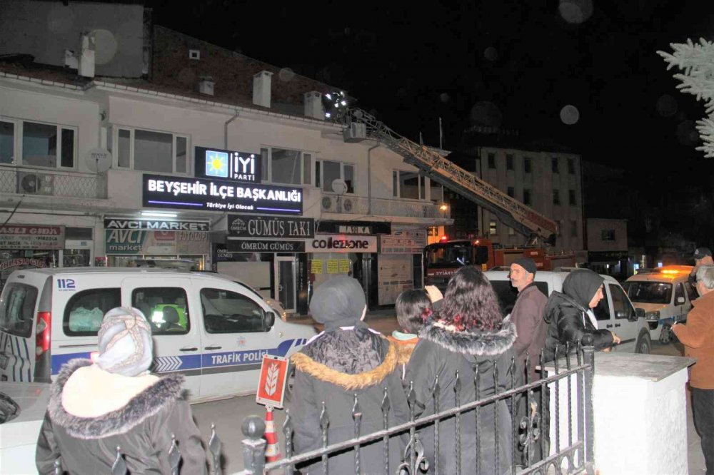 Konya’da itfaiyenin çatıda mahsur kalan kediyle imtihanı