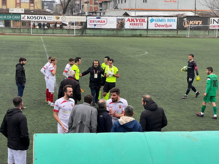 Parmağı kırılan hakem elinde bandajla maç yönetti