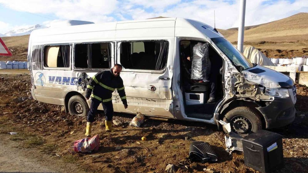 Taziyeye gidenleri taşıyan minibüsle kamyonet çarpıştı