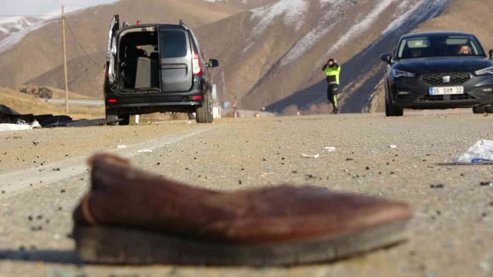 Taziyeye gidenleri taşıyan minibüsle kamyonet çarpıştı