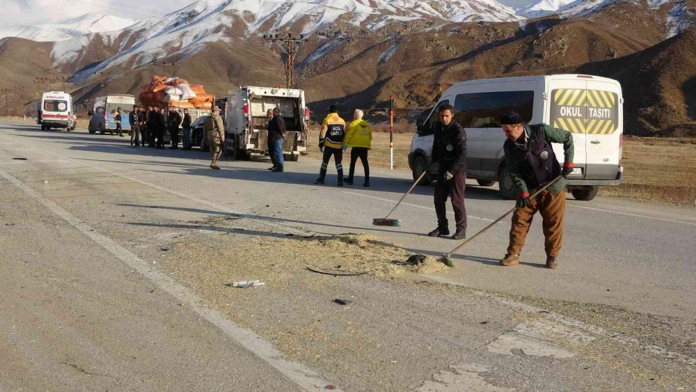 Taziyeye gidenleri taşıyan minibüsle kamyonet çarpıştı