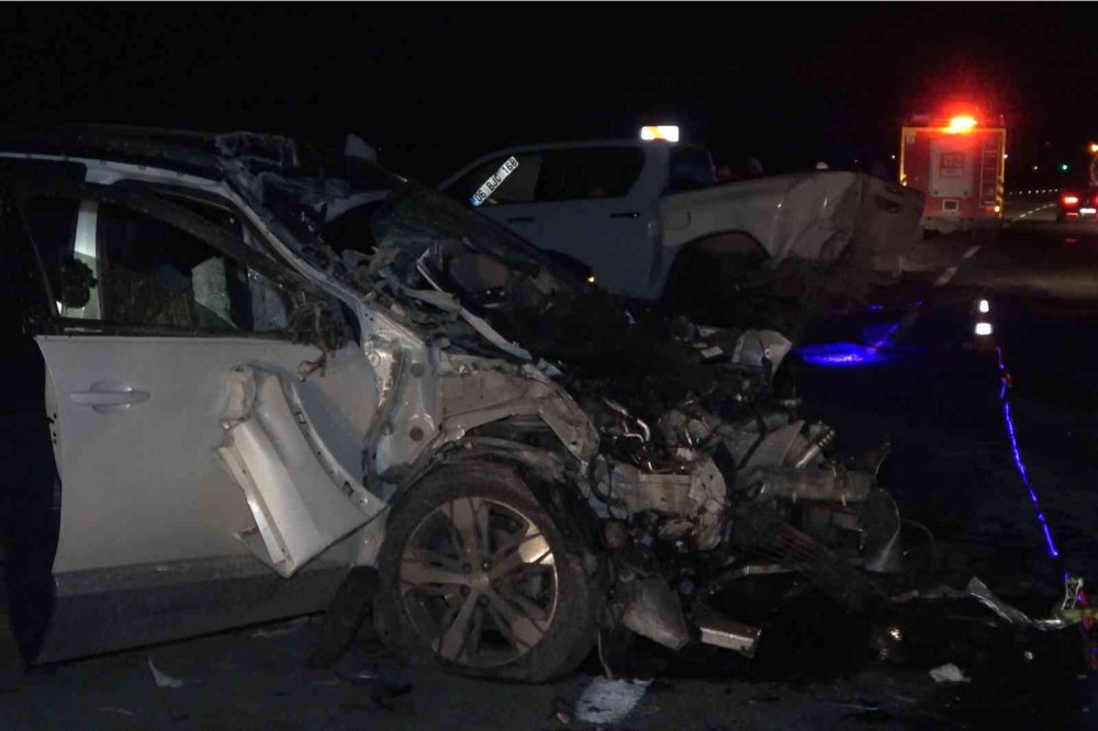 Cenazeden dönerken kaza yapan eski belediye başkanı yaralandı, eşi hayatını kaybetti