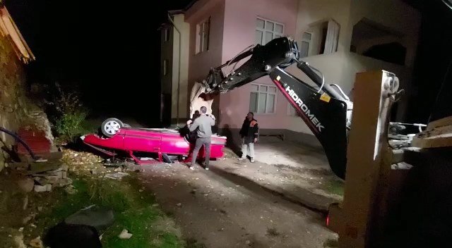 Evin bahçesine uçan otomobilde sıkıştı, ekipler yaralı kurtardı