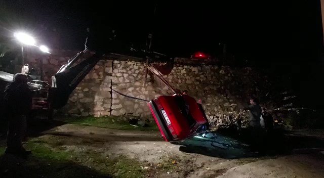 Evin bahçesine uçan otomobilde sıkıştı, ekipler yaralı kurtardı