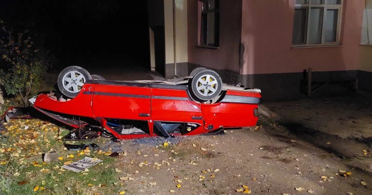 Evin bahçesine uçan otomobilde sıkıştı, ekipler yaralı kurtardı