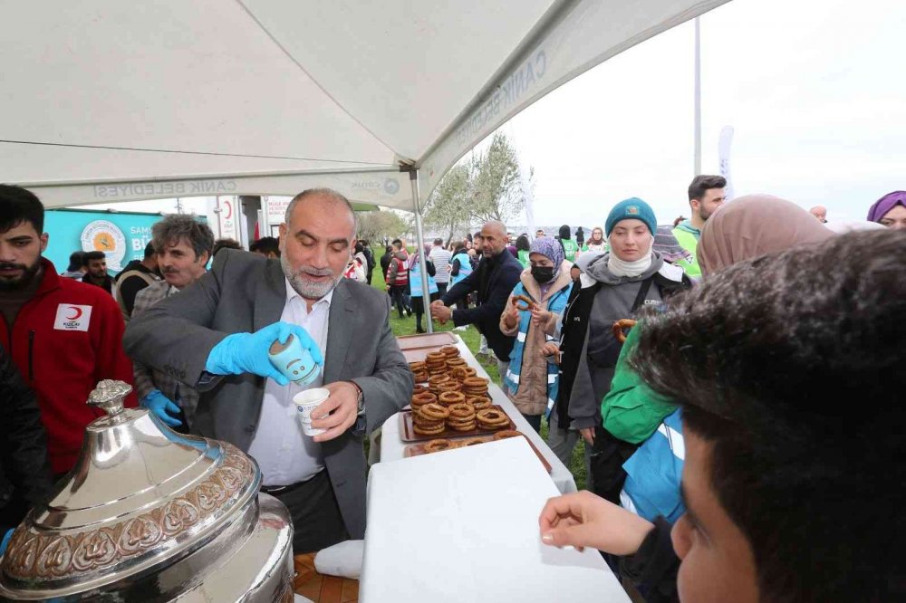 Gençlere salep ve simit ikramında bulundular