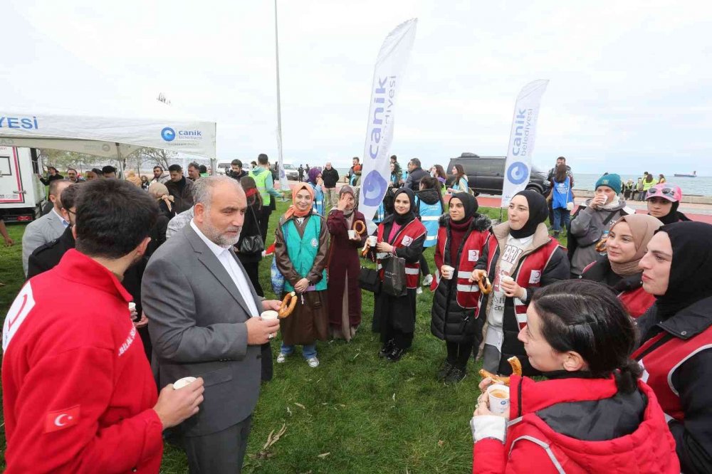 Gençlere salep ve simit ikramında bulundular