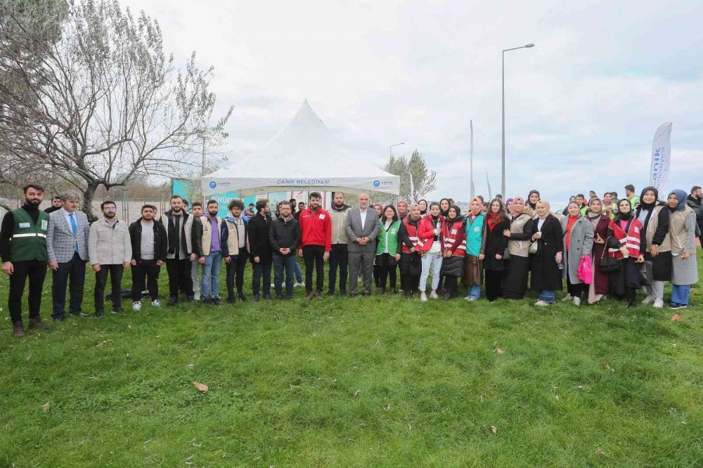 Gençlere salep ve simit ikramında bulundular