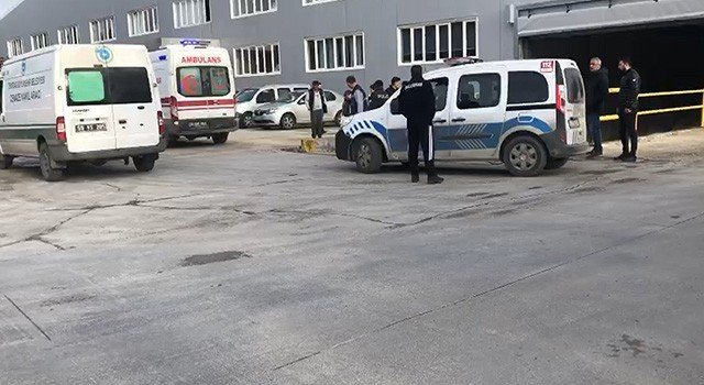 Geri manevra yapan tırın altında kalan fabrika işçisi hayatını kaybetti