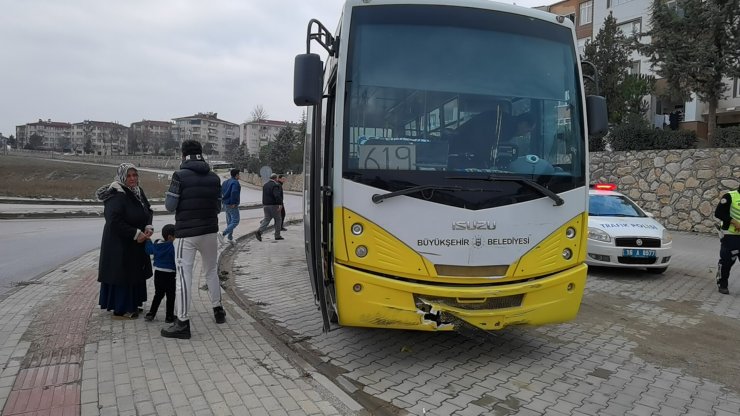 Halk otobüsüyle çarpışan motosikletin sürücüsü ağır yaralandı
