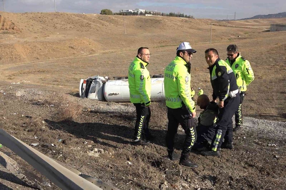 LPG yüklü tanker devrildi: Sürücü hayatını kaybetti