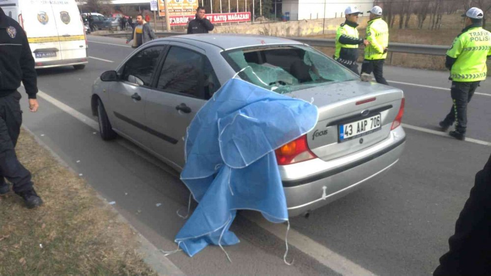 Yolun karşısına geçmeye çalışan yaşlı adamın acı sonu
