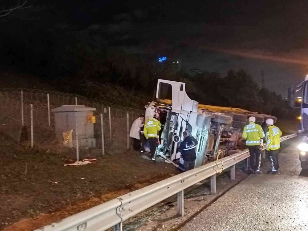 Hafriyat kamyonu devrildi: 1 ölü, 1 yaralı