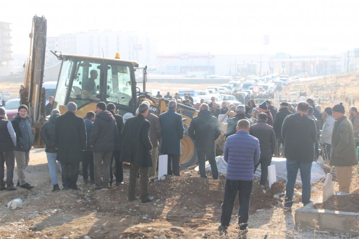 İki kişiyi öldürüp intihar etmişti, ölen 3 kişi toprağa verildi