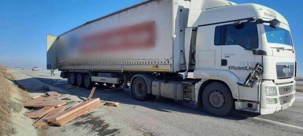 Konya'da köpeğe çarpmamak için manevra yapan tırdaki malzemeler yola saçıldı
