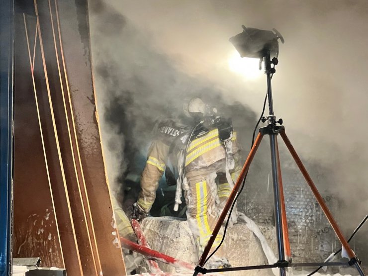 Mobilya deposunda yangın