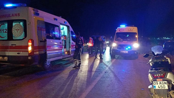 Otomobil ile kamyonetin çarpıştığı kazada 3 kişi yaralandı