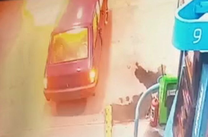 Akaryakıt istasyonundaki otomobil alev aldı