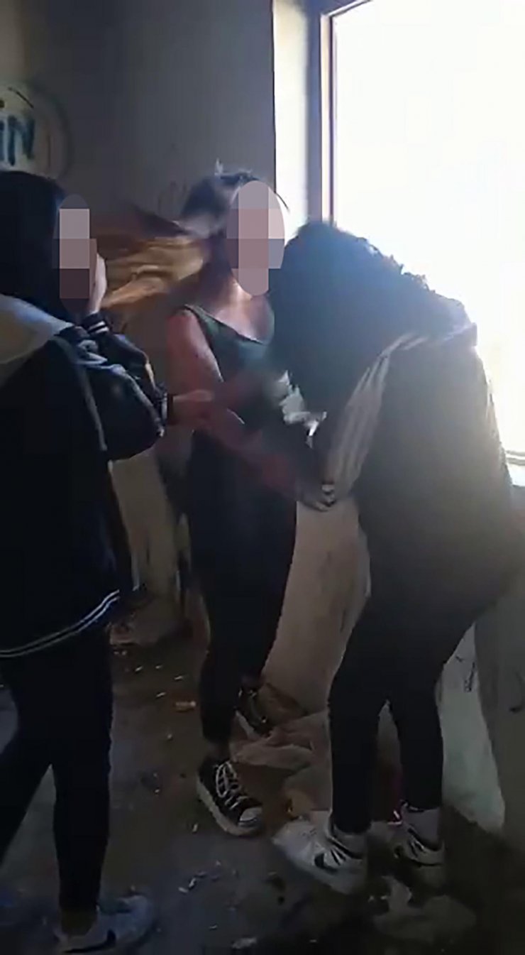 Erkek arkadaş yüzünden tartıştığı kendisi gibi ortaokul öğrencisi kızı dövdü