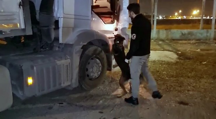 TIR'da döşeme kılıfına gizlenen 2,3 kilo kokain bulundu