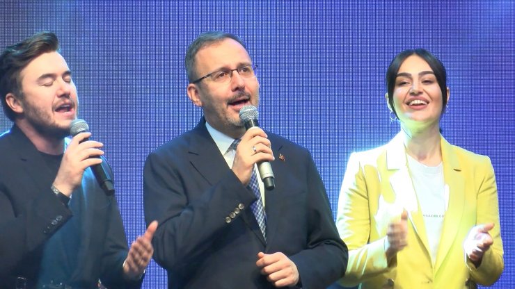 Sahneye çıkıp, "Dünyadan Uzak" adlı parçayı söyledi