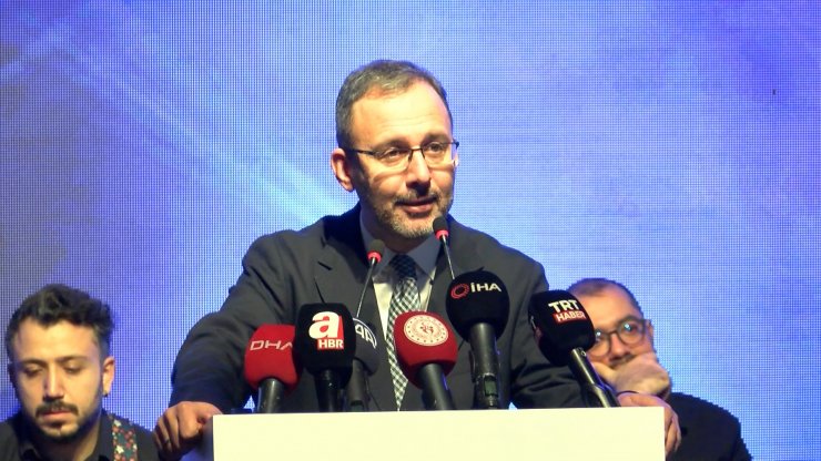 Sahneye çıkıp, "Dünyadan Uzak" adlı parçayı söyledi