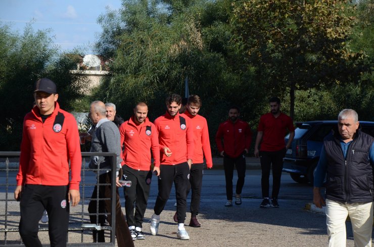 Futbolcular ve teknik adamlar, cuma namazı kıldı