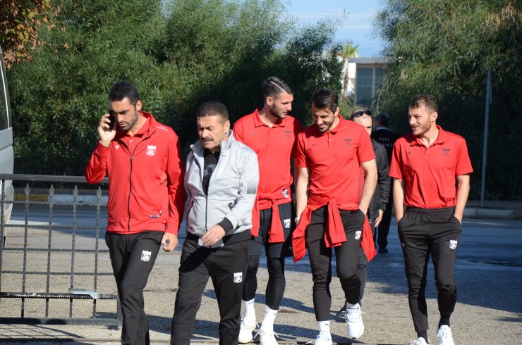 Futbolcular ve teknik adamlar, cuma namazı kıldı