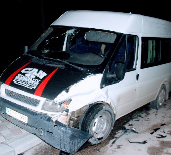 Minibüs ile hafif ticari araç çarpıştı: 7 yaralı