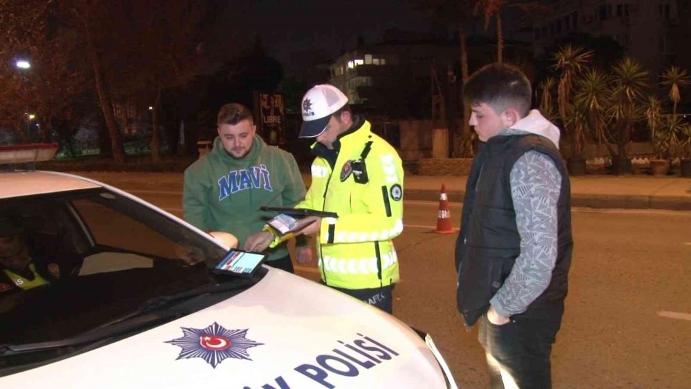 Denetimde ceza yedi üstüne şarkı söyledi