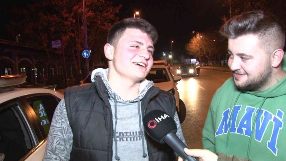 Denetimde ceza yedi üstüne şarkı söyledi