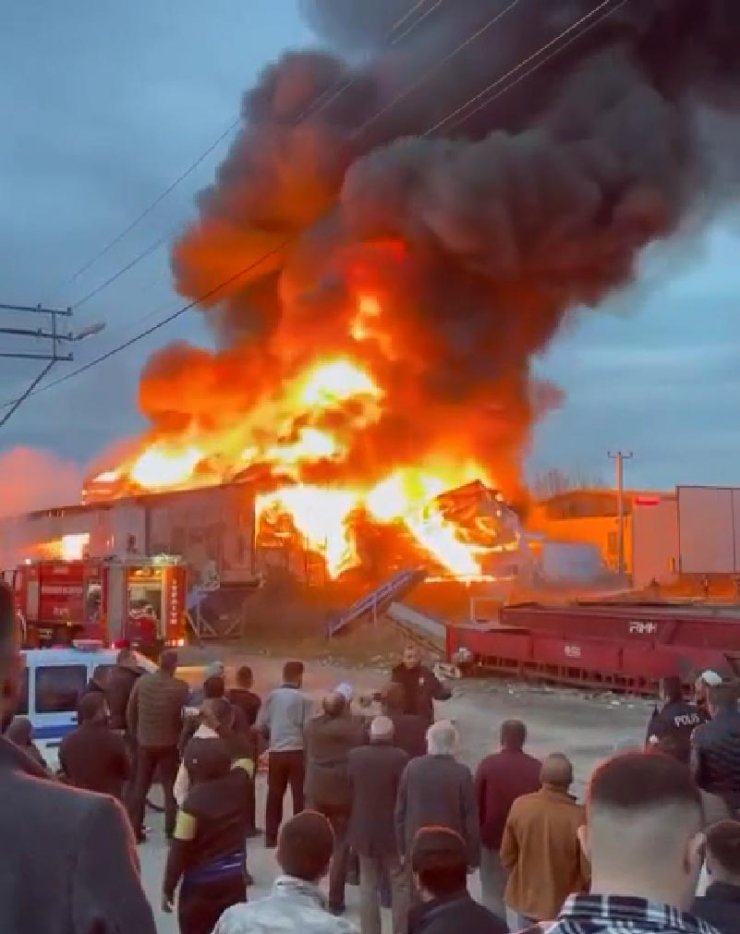 Mobilya imalathanesi alev alev yandı