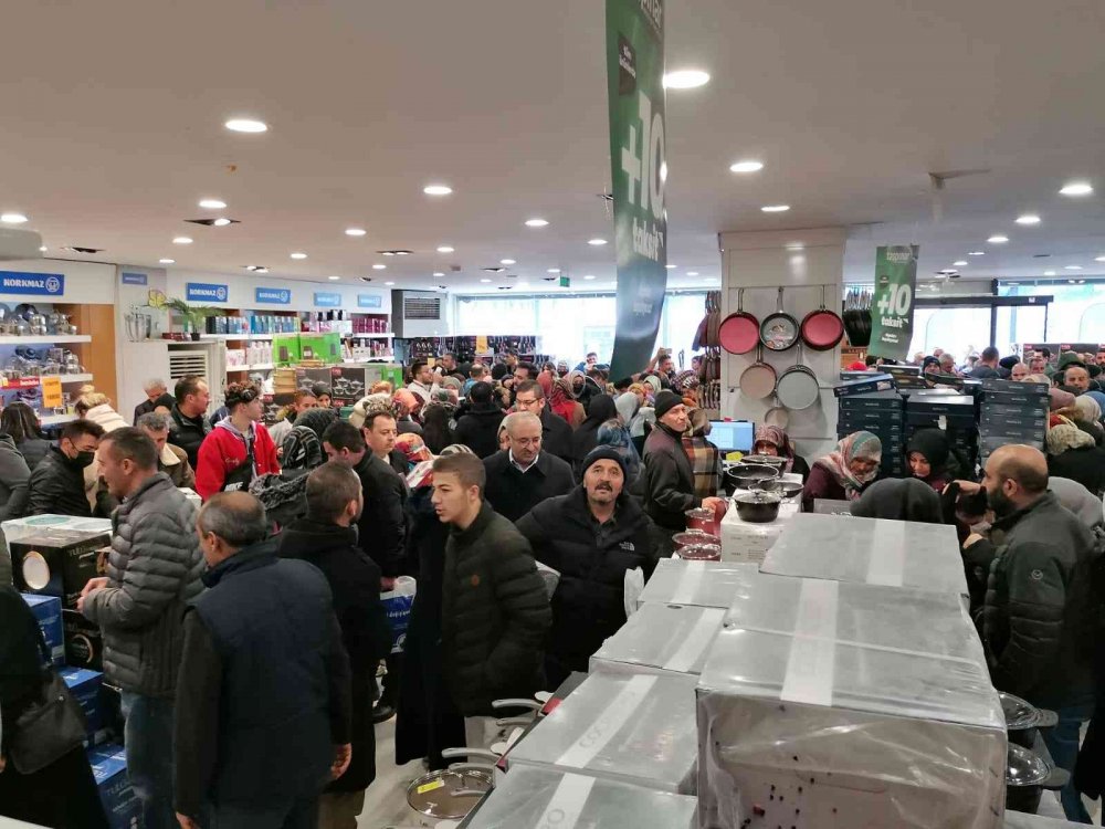 Yüzde 50 indirim yapan mağazada izdiham, birbirlerini ısırdılar