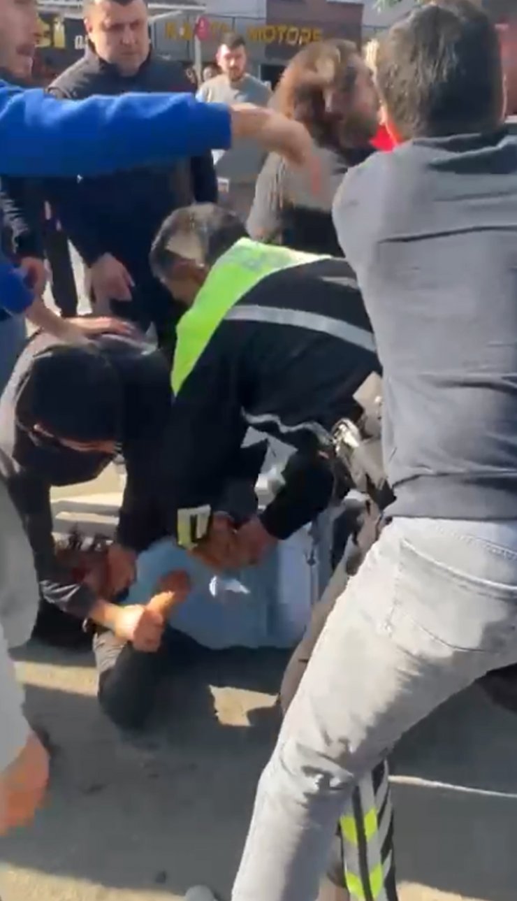 Belge isteyen 3 polis ile araya gireni yaralayan motokurye tutuklandı
