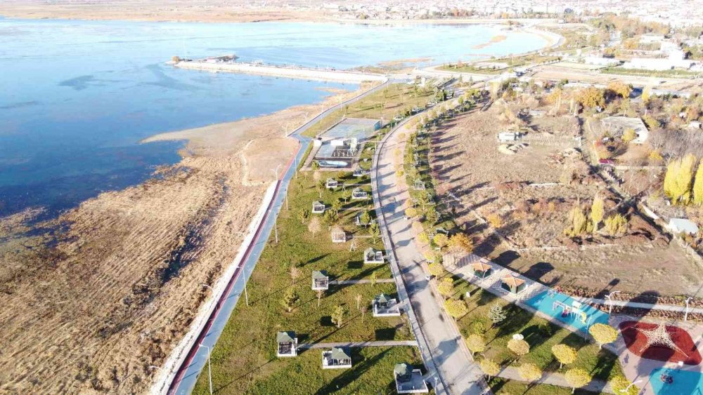 Beyşehir Gölü ismini aldığı Beyşehir’den uzaklaşıyor