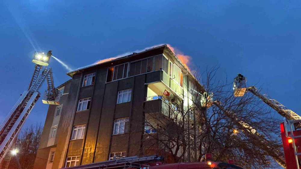 Çatı katı alev alev yandı